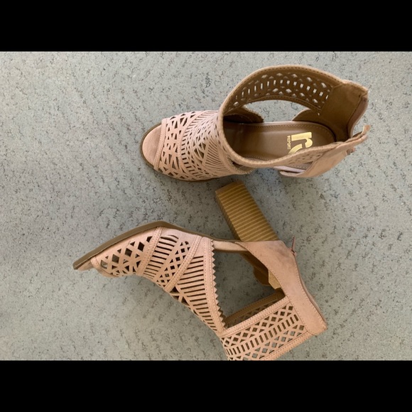 Angle strap heels - Picture 7 of 7